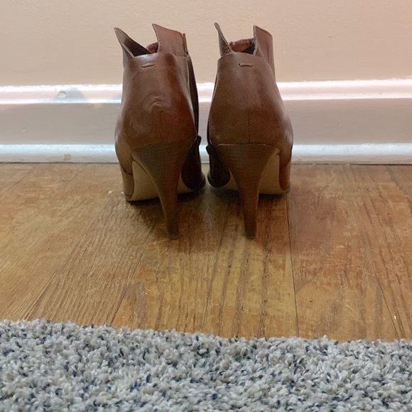 Carlos by Carlos Santana camel leather heeled booties - Picture 5 of 6